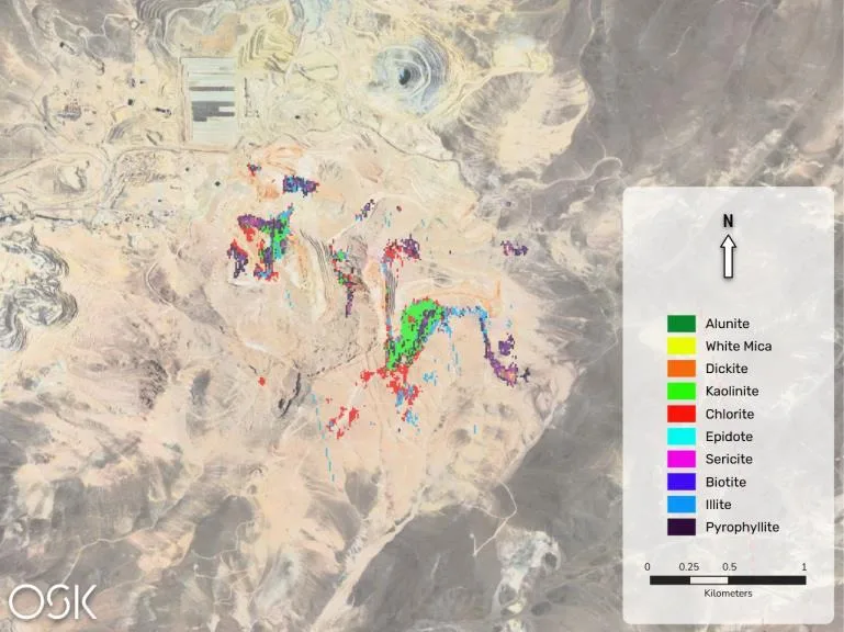Mapa de minerales de alteración sobre imagen satelital de una mina a cielo abierto