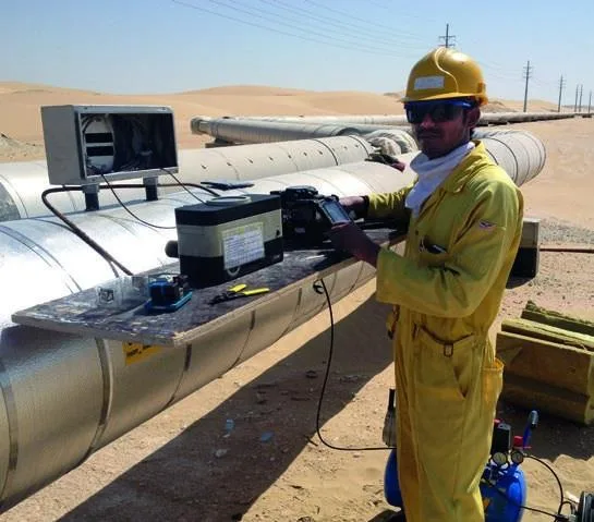 Técnico con sistema de fibra óptica sobre conducción