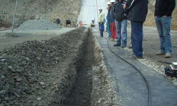 Instalación de cable de fibra óptica en zanja sobre el bordo