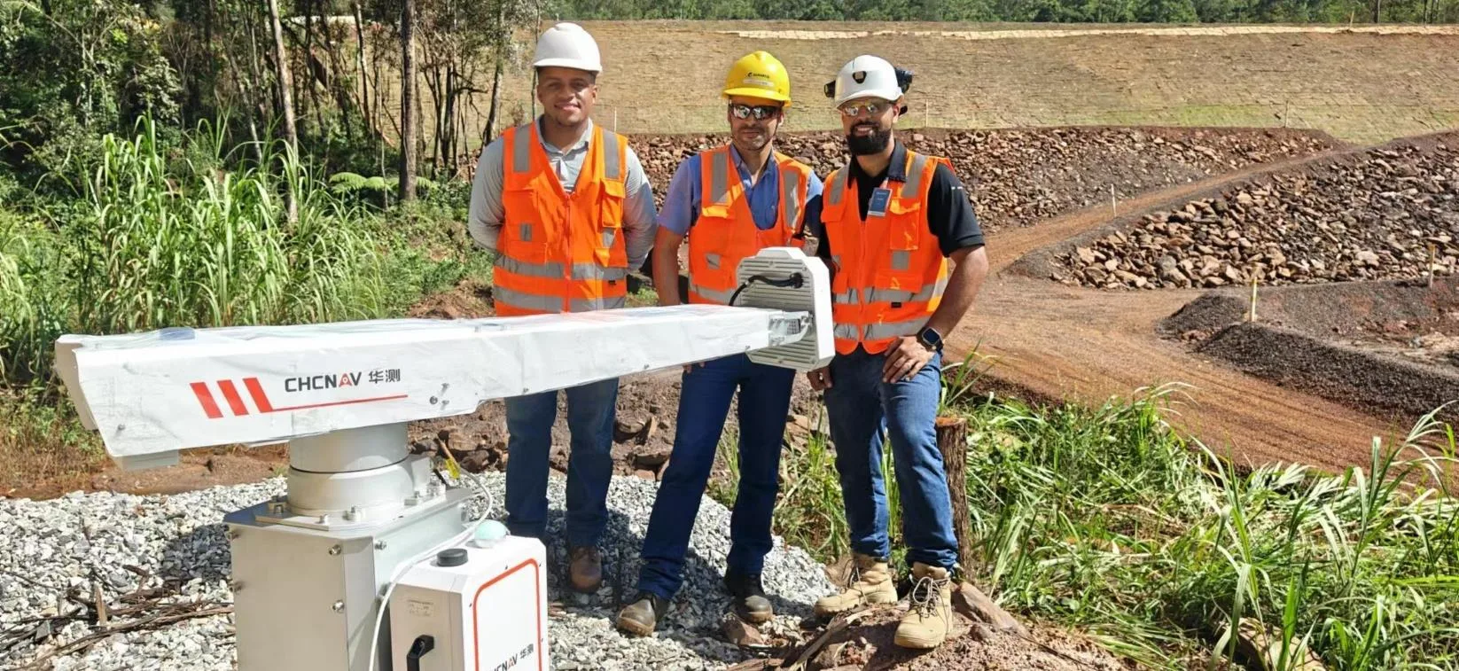 Equipo técnico junto a un radar terrestre