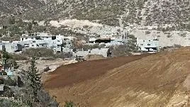 Talud tratado con supresor de polvo junto a instalaciones mineras