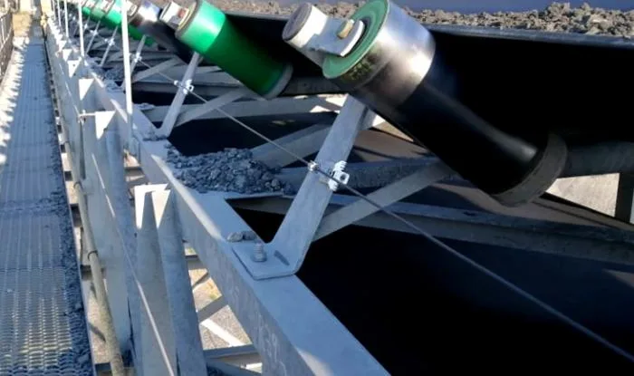 Fibra óptica instalada en un transportador