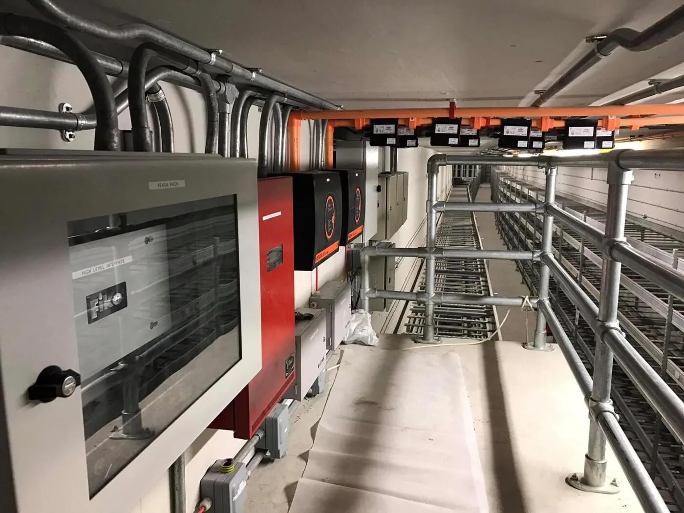 Galería eléctrica con fibra óptica instalada
