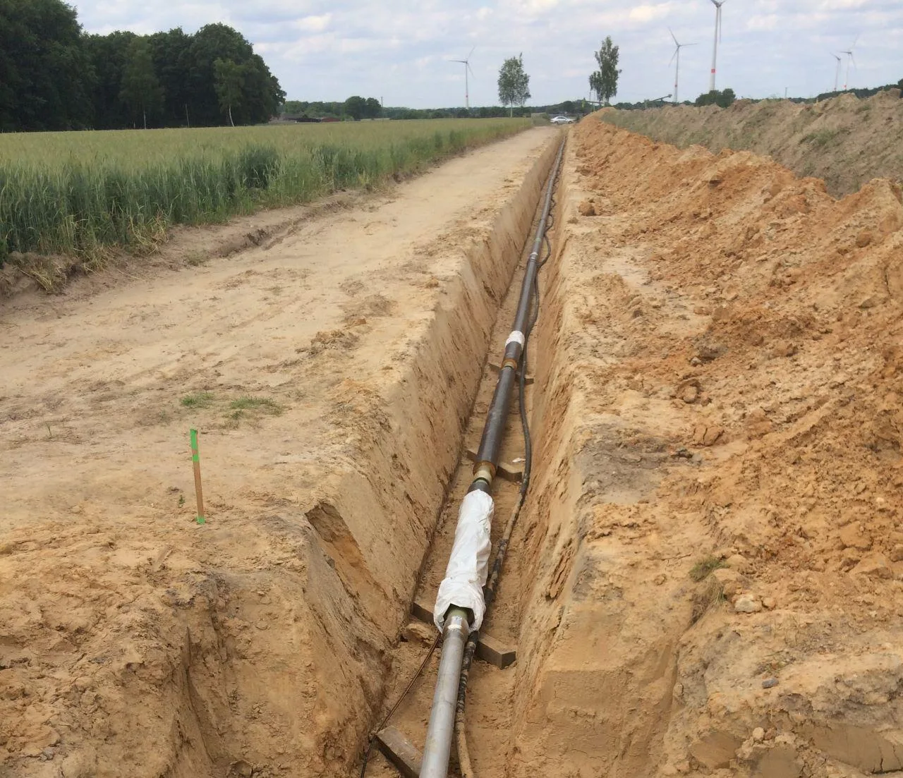 Fibra óptica instalada junto a una tubería