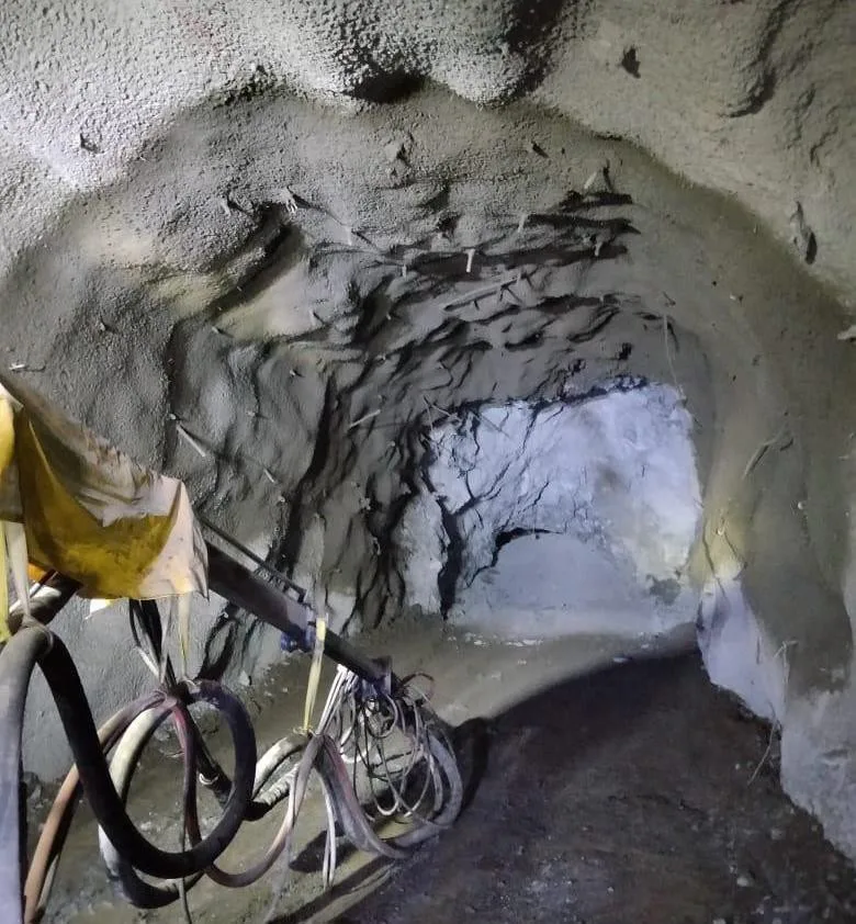 Aplicación de concreto lanzado en una galería subterránea