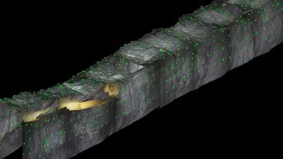 Malla 3D georreferenciada del frente con estructuras marcadas