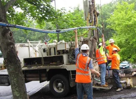 Cuadrilla instalando instrumentación en campo
